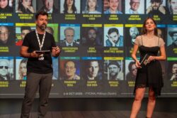 Fernando Piquer, diretor-geral da SDCC Málaga 2026, e Cristinini após terem anunciado 25 novos convidados especiais durante o PAINEL Zero